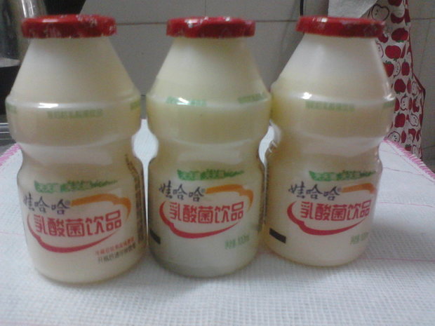 娃哈哈乳酸菌饮品为什么会有黑色的液体,我已经连续喝