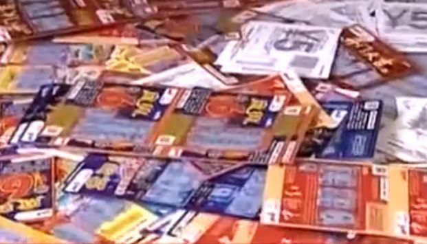 女子花3000多元玩刮刮乐,老板不笑却欲哭无