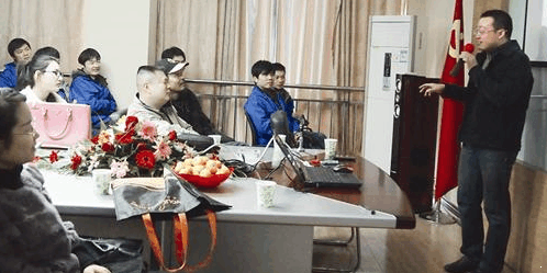 领导问员工借1万应急, 说下个月工资上补回, 男