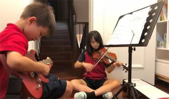 森碟小提琴搭配弟弟吉他姿势专业显自信!网友:又是别人家的孩子