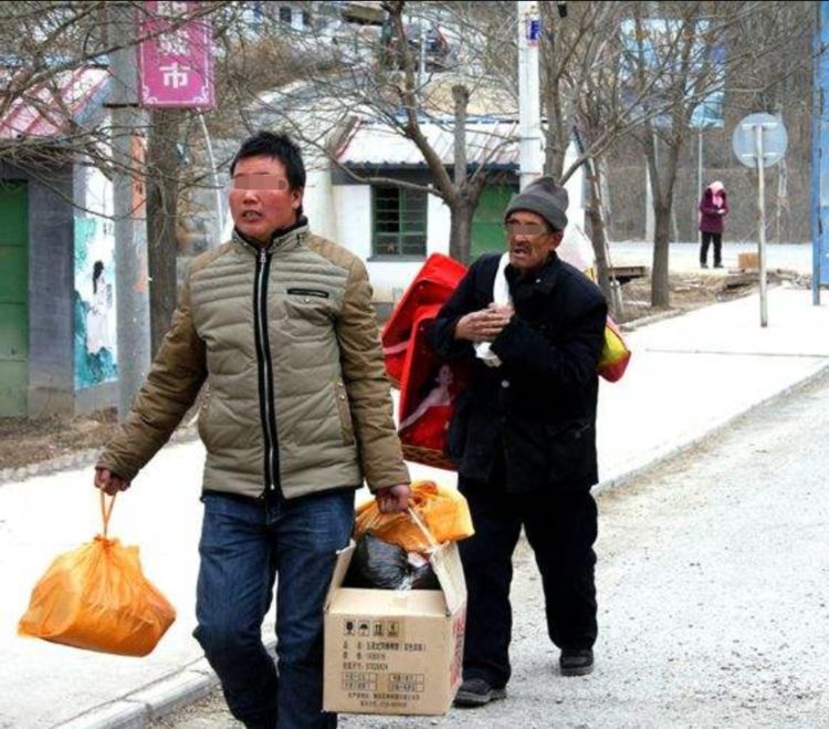 路过小叔子家去探望下，看到婆婆在削土豆，老公把小叔子家都砸了