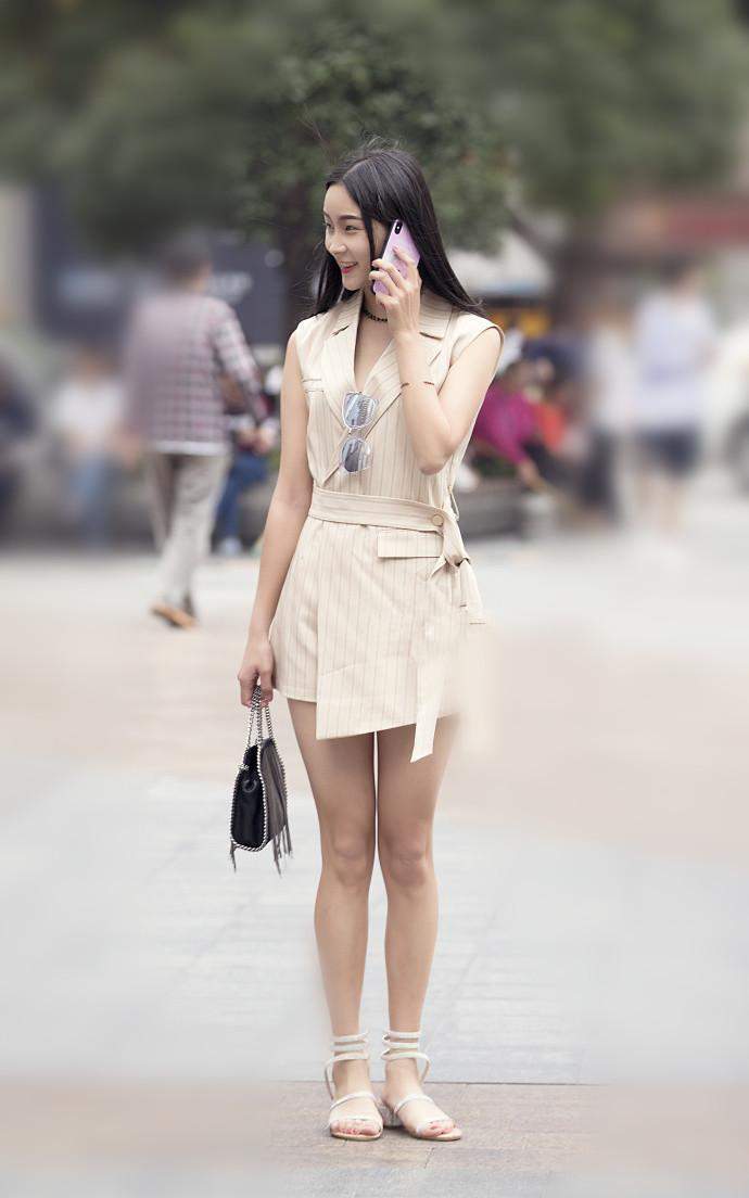 街拍:美女小美女穿姐姐热裤与v美女短裤对比,有平底罗马牛仔鞋的图片