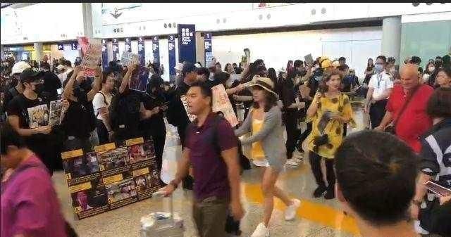 真荒唐!反对派滋扰香港机场误导旅客,还有人打出美国旗 dafa888bet手机版