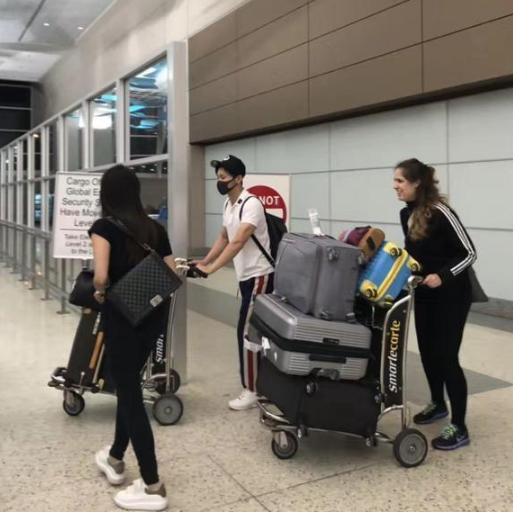 范冰冰李晨低调现身美国机场 手拉手并肩行超