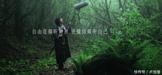 杨幂新奇的拍摄 倾听万物