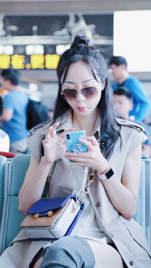 韩雪现身机场鞋子太抢眼 网友:不热吗?