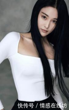 张馨予低调现身机场,竟在裙子里面穿裤子,网友