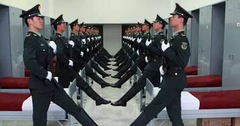 了今天我们所看到的中式正步,既不同于德式正步,也不同于英式苏式正步