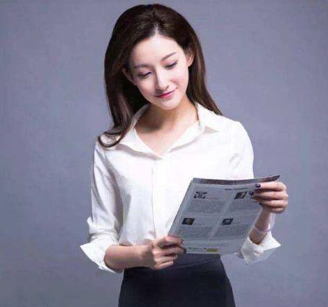 美女最央视滑落因走秀时衣服主持一炮而红两裸中间腿美女图片