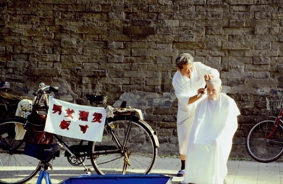 老照片：70年代北京生活往事,小贩车上满载蝈蝈笼子