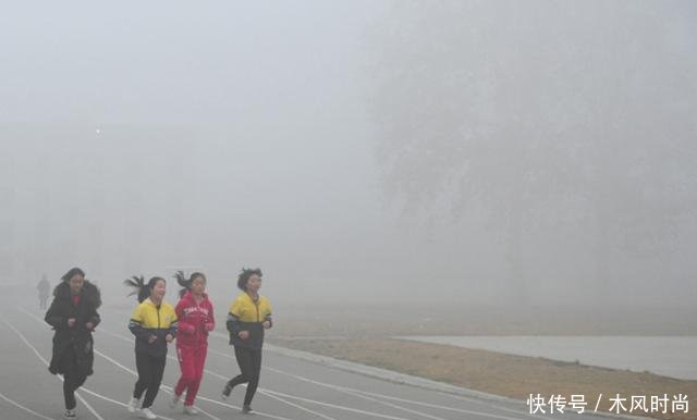 城事24H|安徽阜阳今晨重度雾霾,学生们仍在早