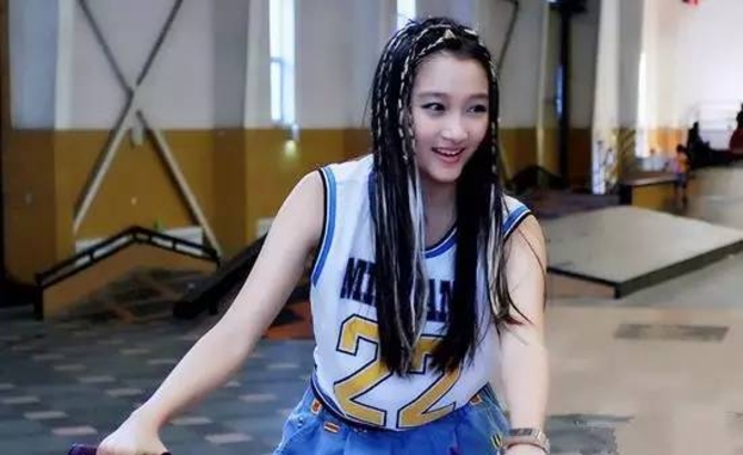 鹿晗新发型嘻哈范 还记得关晓彤同款发型吗