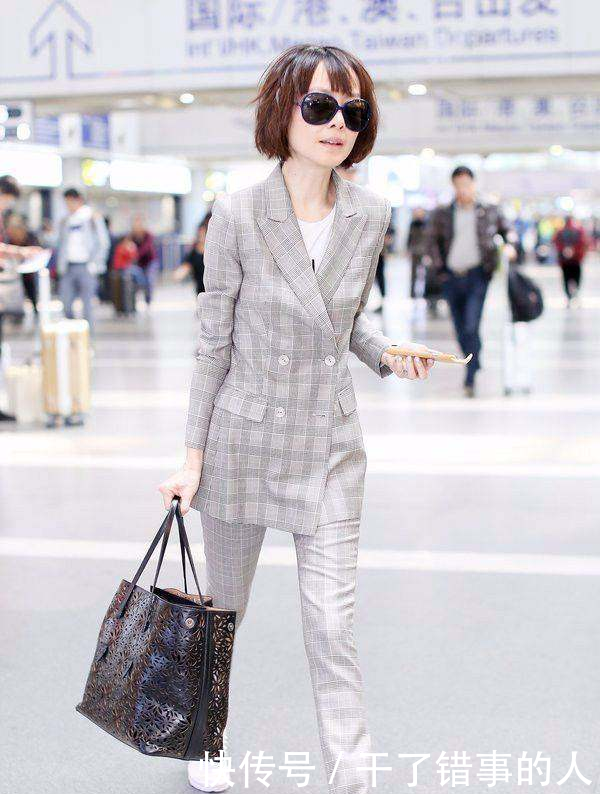 谁说小白鞋不能搭西装看看陈鲁豫的机场新造型