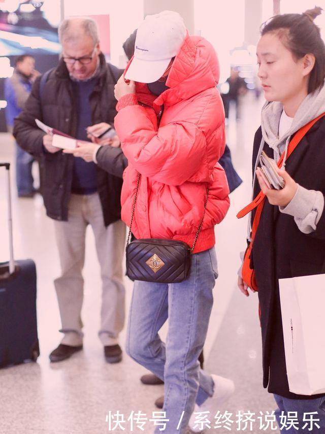 女神王丽坤一身简易冬装穿搭现身机场,像极了
