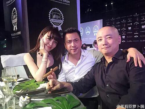 娱乐圈有多乱,王中磊和野模双胞胎玩寿桃play,