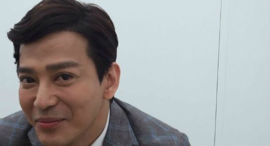 你以为只有女明星整容脸僵吗？不，这些男明星的脸僵的更厉害