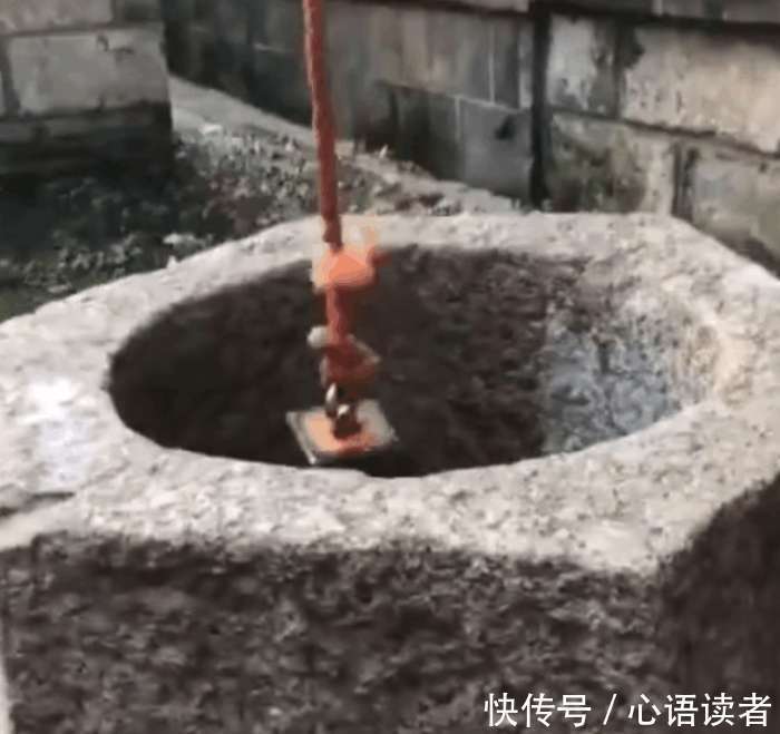 无聊男子用强磁在古井寻宝,吸上一钱包,翻看后,男子有不详预感 澳门银河真人游戏