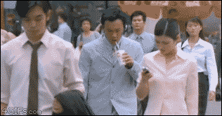 搞笑gif:你猜猜她们正面都长啥样,都来分析分析