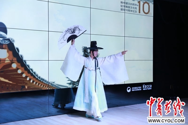 韩国舞蹈家表演展现古代儒生生活场景的闲良舞.图片来自韩国文化院.