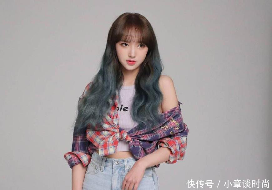 程潇迪丽热巴撞衫,土气大花雪纺裙,你更喜欢谁