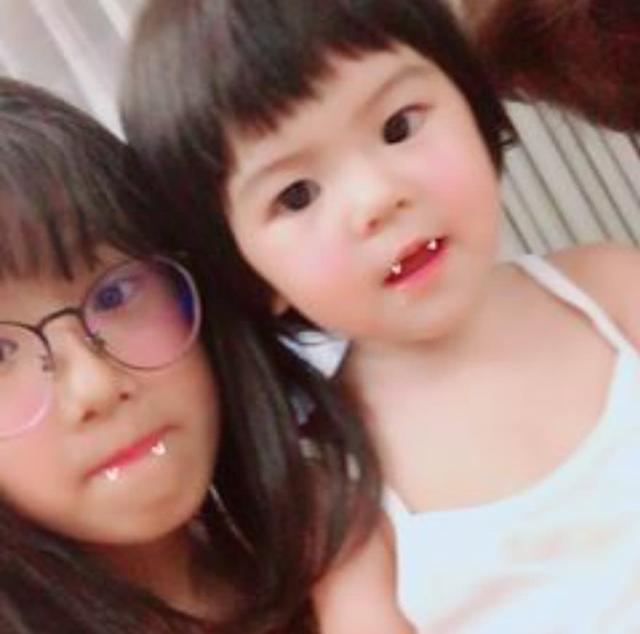 Bo妞刚出生没多久,贾静雯夫妇就开始晒她了,因为小时候还没有长开,所以粉丝们对Bo妞普遍没有什么感觉,还称自己永远最爱咘咘,但是后来看了节目的播出,却有越来越多小伙伴留言:怎么办,好像现在喜欢Bo妞比喜欢咘咘多了,我正在克制自己这一想法。这话还收获不少其他网友们的共鸣。