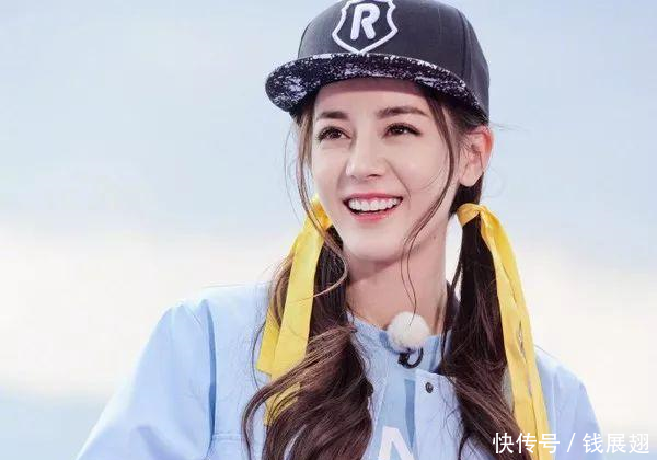 女明星最爱鲶鱼须刘海,杨幂遮住了发际线,她