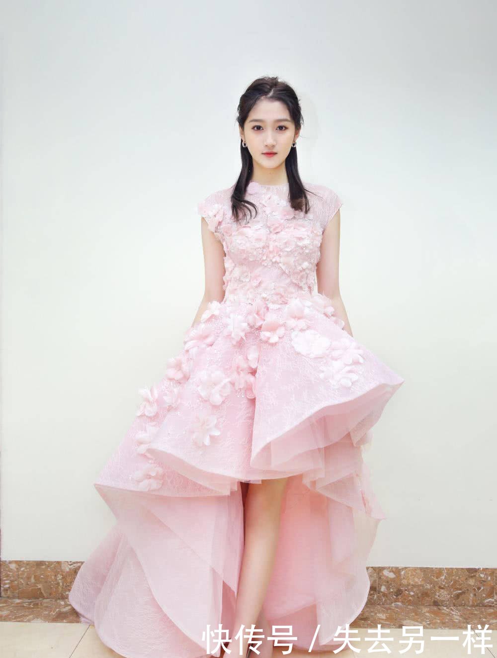 关晓彤别穿无袖礼服了!太显肩宽、手臂粗了,比