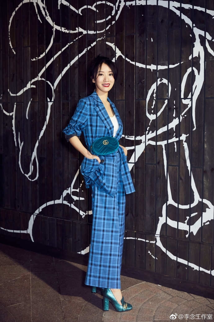 李念时尚街拍来袭，精致的妆容，时尚套装变身工作女郎！网友：撩人