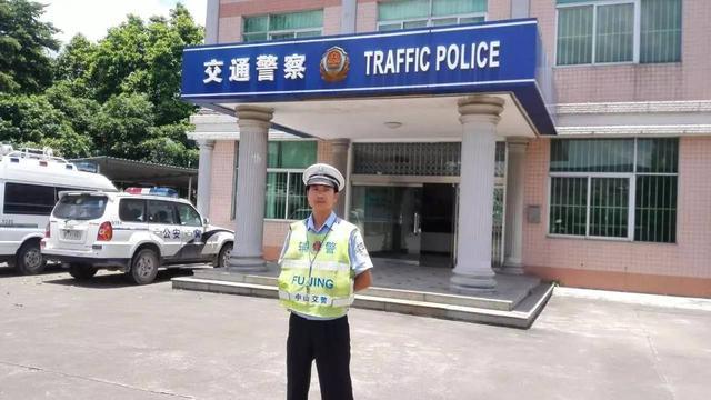 中山一辅警在街头，被人偷拍下这一幕！瞬间就传遍了网络