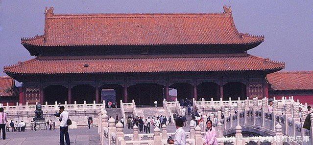 老照片镜头下1983年北京故宫里的游客,明清两