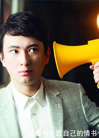 张艺兴大半夜不睡觉,微博关注王思聪,难道是想