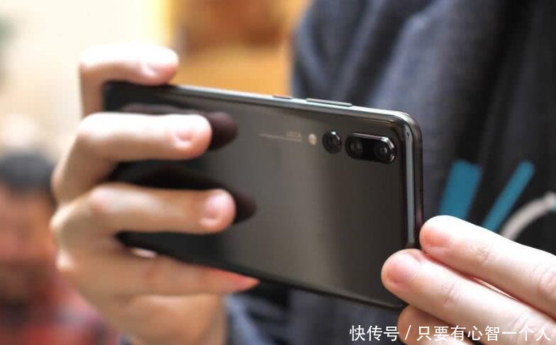 mate 20 Pro给iPhoneXS充电,网友:有点鸡肋
