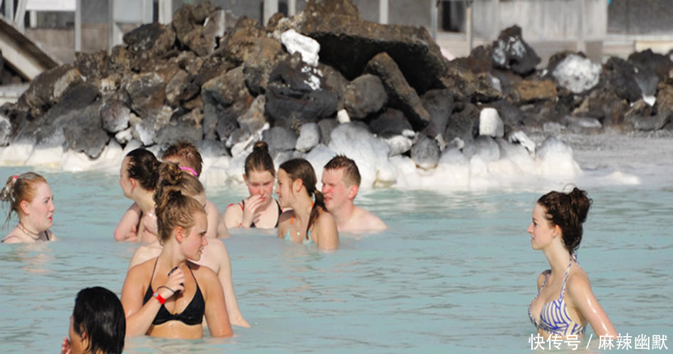 冰岛温泉，被众多美女占领，竟往脸上涂泥浆场面太费解!