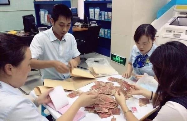 太悲催!男子10万现金藏橱柜,被水浸泡4年,去银行兑换时懵了! 第1张 太悲催!男子10万现金藏橱柜,被水浸泡4年,去银行兑换时懵了!-家居窝