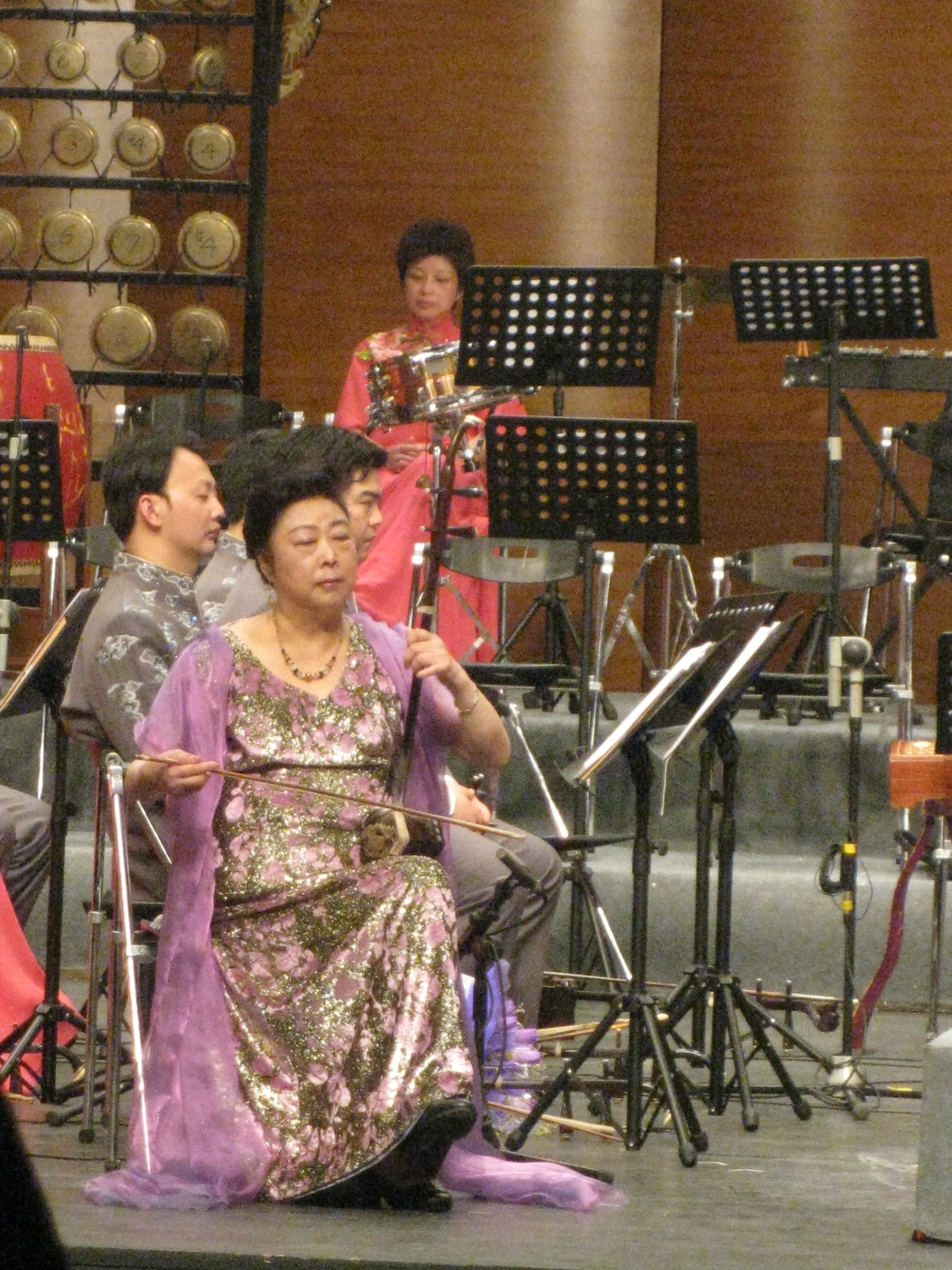 改编了许多二胡独奏曲; 闵慧芬 - 简介;