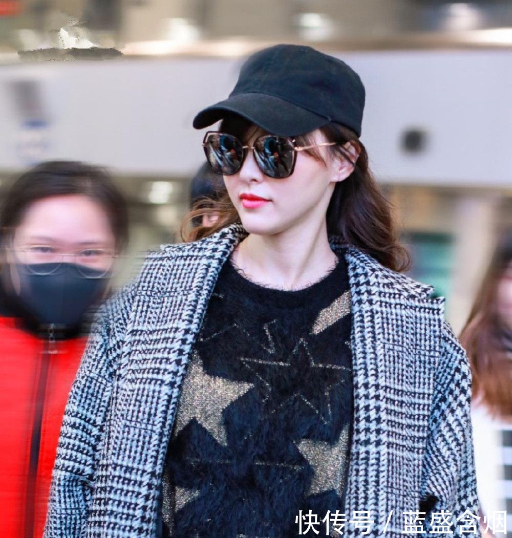唐嫣穿黑白格纹外套配黑色长裤现身 红唇雪肤