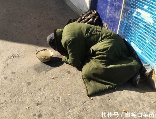 乞丐捡钱不愿还,不久将钱花光,得知钱的用途,女