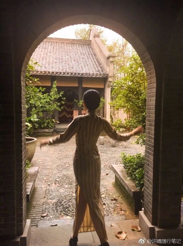 许晴49岁靠美臀线上热搜，什么样的女人敢这么狠！