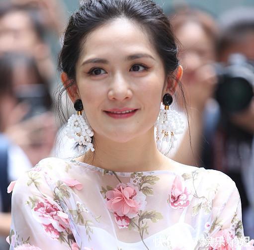 同是产后复出,一个皮肤松驰浮肿未消,一个产后