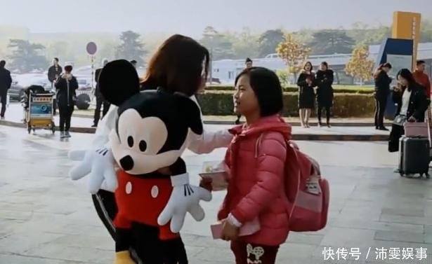 《变形计》拉横幅接机双胞胎女儿,却只有一个