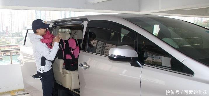 刘恺威抱小糯米外出度假,被问杨幂连说4个字,