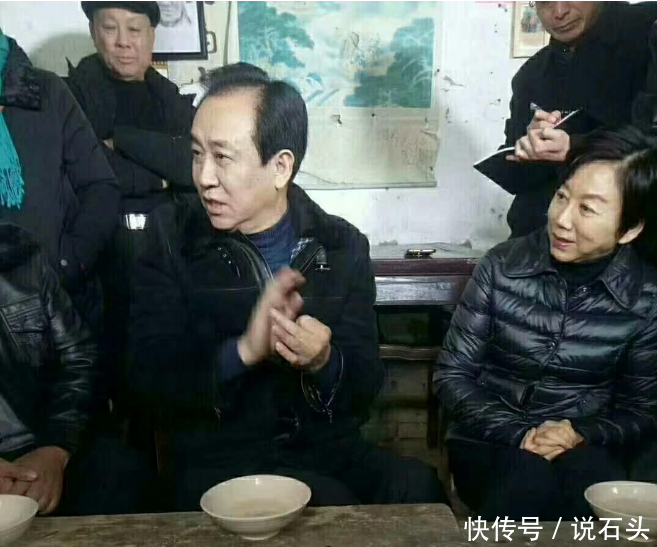 许家印回老家发钱,网友一语双关精辟点评:钱是