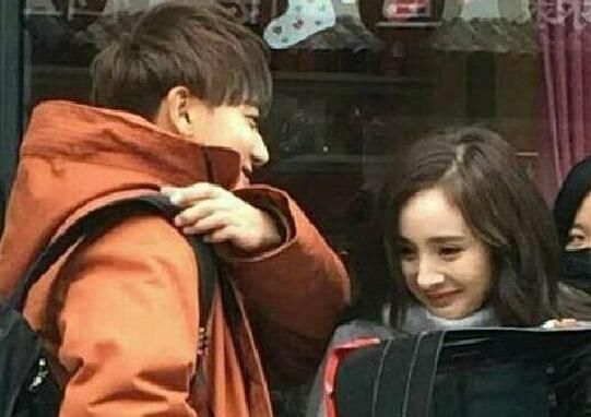 杨幂黄子韬擦出火花,黄子韬身价离亿不远了?