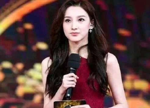 央视又一位主持人要崛起,美若天仙,网友称:把董