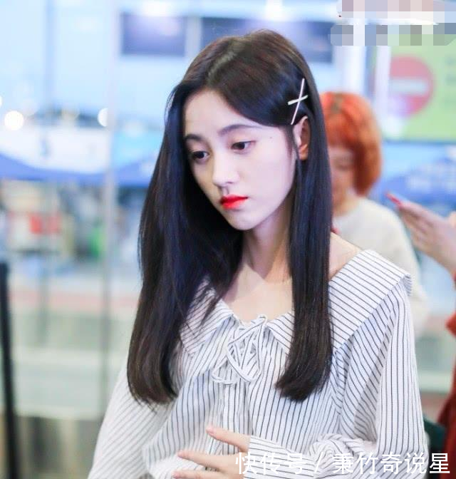 鞠婧为显腿长穿高腰,连扣5颗表情不累她的微信上流行1的扣子图片图片