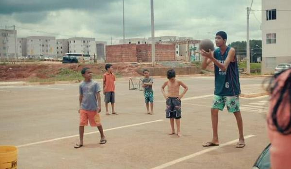 巴西十二岁男孩身高230厘米,医生表示不手术将