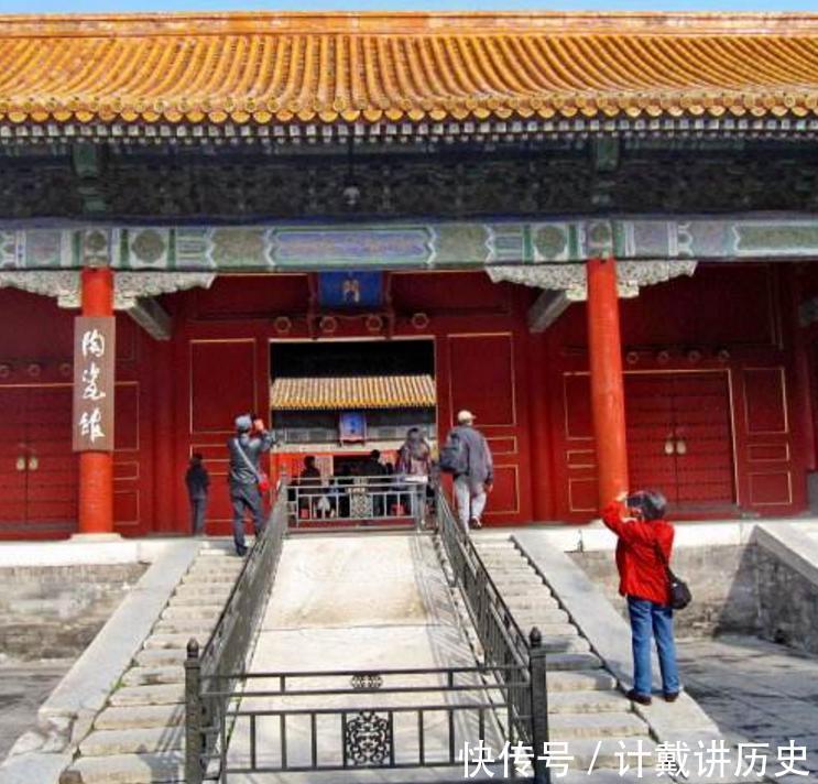 北京故宫的房屋数量据说是9999间半, 那半间是