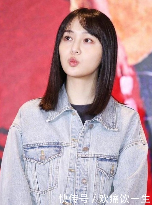 郑爽牛仔衣配短发状态好到爆,素颜出镜依旧是
