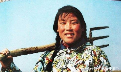 女社员捡到鸡蛋黄大石头 是中国第一大钻石 