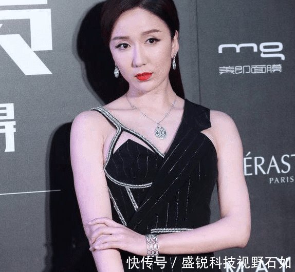 曾黎近期出席活动的未修生图，展示自然面部状态